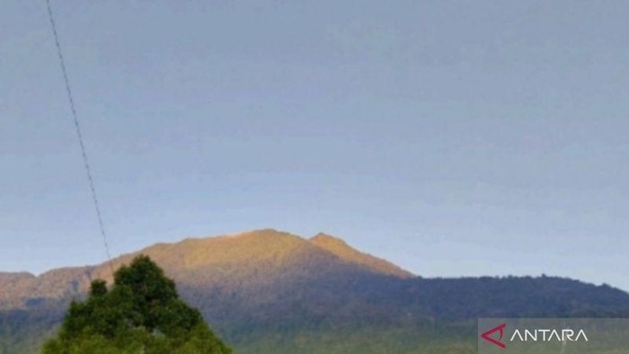 Gunung Sorikmarapi Sumatera Utara yang ditetapkan berada pada status waspada oleh Badan Geologi Kementerian ESDM. (ANTARA/HO-Badan Geologi)