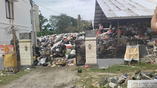 Gunungan sampah di TPS3R Bumi Resik, Kelurahan Sempidi, Mengwi, Badung, Bali, Selasa (21/7/2026). (Foto: Agus Eka/detikBali)