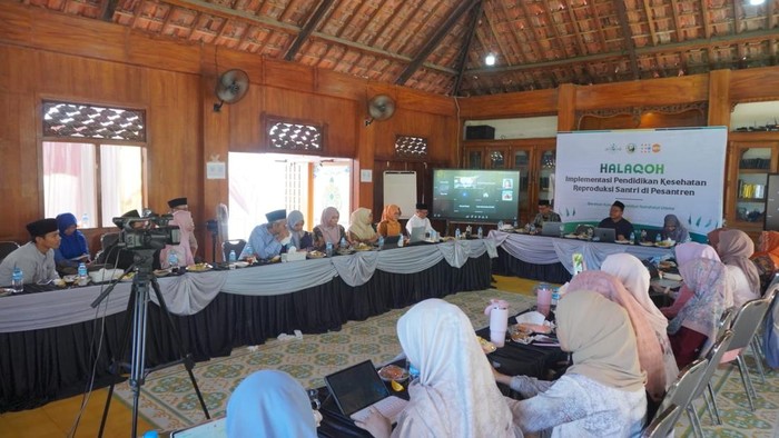 Halaqah Implementasi Pendidikan Kesehatan Reproduksi Santri yang digelar di Pondok Pesantren KHAS Kempek, Cirebon, Jawa Barat, Senin (20/7/2026).