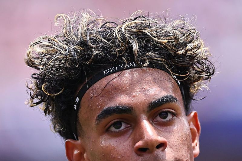 Lamine Yamal dari Spanyol mengenakan ikat kepala bertuliskan 'Ego Yamal' saat pertandingan perempat final Piala Dunia FIFA 2026 antara Spanyol dan Belgia di Stadion Los Angeles pada 10 Juli 2026 di Inglewood, Amerika Serikat.