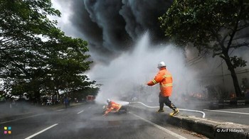 Karya Arif Hidayah. Di Bandung, Jawa Barat, petugas pemadam kebakaran terpeleset saat berjuang memadamkan kobaran api besar, air bertekanan tinggi berbalik melawan mereka hanya dalam hitungan detik. Saat selang menyemprot liar ke latar belakang asap tebal, kita diingatkan akan bahaya yang dihadapi oleh petugas tanggap darurat yang harus melawan unsur-unsur alam dalam segala bentuknya. Demikian pula, kekuatan air juga dapat mengubahnya dari sekutu menjadi bahaya yang sangat berbahaya di saat-saat genting. Foto: HIPA