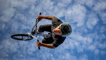 Karya Sebastián Salguero. José Torres Gil, yang dikenal sebagai Maligno, memenangkan medali emas di cabang BMX freestyle pada Olimpiade Musim Panas 2024. Ia rutin berlatih di Stadion Mario Alberto Kempes. Setelah kesuksesannya di Olimpiade, pendanaan berhasil diperoleh untuk mendukung restorasi dan peningkatan lintasan BMX di seluruh provinsi, membantu memperkuat peluang bagi generasi pengendara di masa mendatang. Foto: HIPA