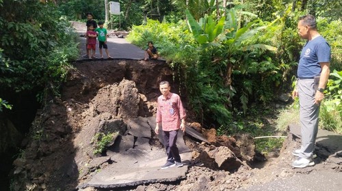 Jembatan penghubung Banyu Campah-Kebung amblas akibat hujan deras, Selasa (21/7/2026).(foto:dok. Camat Sidemen)