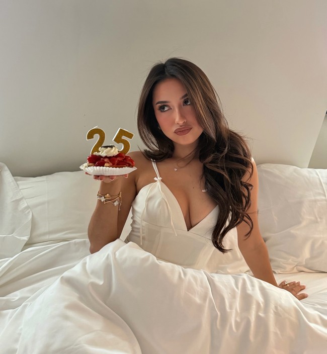 Resmi berusia 25 tahun, Jennifer Coppen membagikan pemotretan sederhananya di tempat tidur. Jennifer tampil memukau dengan rambut rapi dan riasan wajah yang on point sambil memegang slice cake dengan angka 25. Foto: Instagram/@jenniferhubner