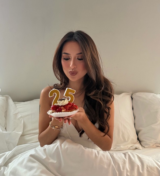 Tahun ini jadi yang pertama bagi Jennifer untuk merayakan ulang tahun dengan status istri pesepak bola Justin Hubner. Older, wiser and hotter than ever, tulis Jennifer dalam keterangan unggahannya. Foto: Instagram/@jenniferhubner