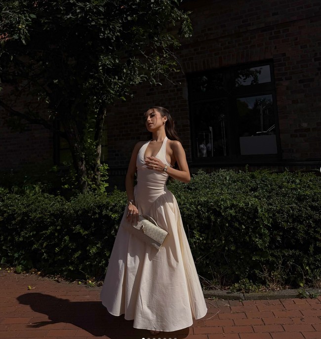 Jennifer memilih tampil anggun kenakan dress panjang berpotongan halter neck. Diketahui dress yang dikenakan Jennifer itu berasal dari House Of CB. Koleksi Marilyn lemon cotton halter neck midi sundress itu diperkirakan bernilai Rp 4,5 juta. Foto: Instagram/@jenniferhubner