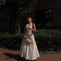 Jennifer memilih tampil anggun kenakan dress panjang berpotongan halter neck. Diketahui dress yang dikenakan Jennifer itu berasal dari House Of CB. Koleksi Marilyn lemon cotton halter neck midi sundress itu diperkirakan bernilai Rp 4,5 juta. Foto: Instagram/@jenniferhubner