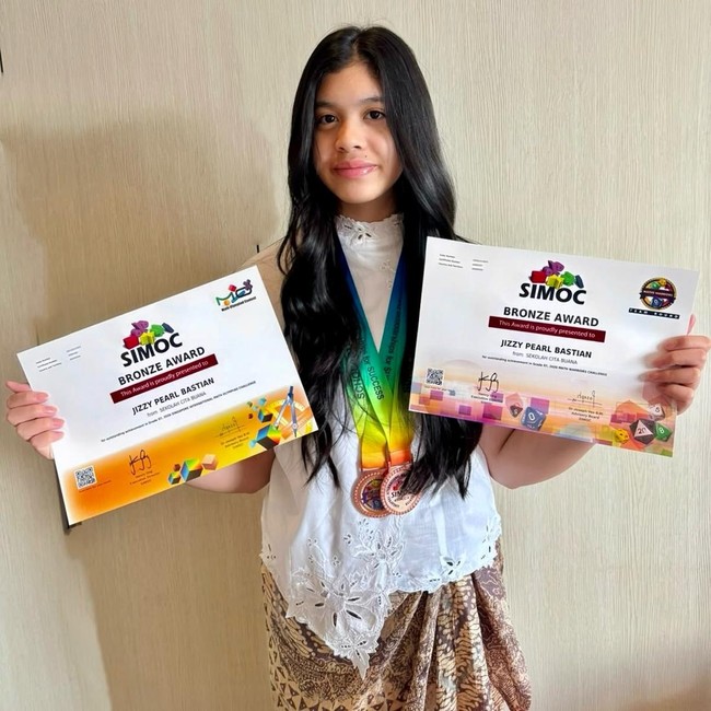 Keren! Putri Vino G Bastian Raih 2 Medali Kompetisi Matematika di Singapura