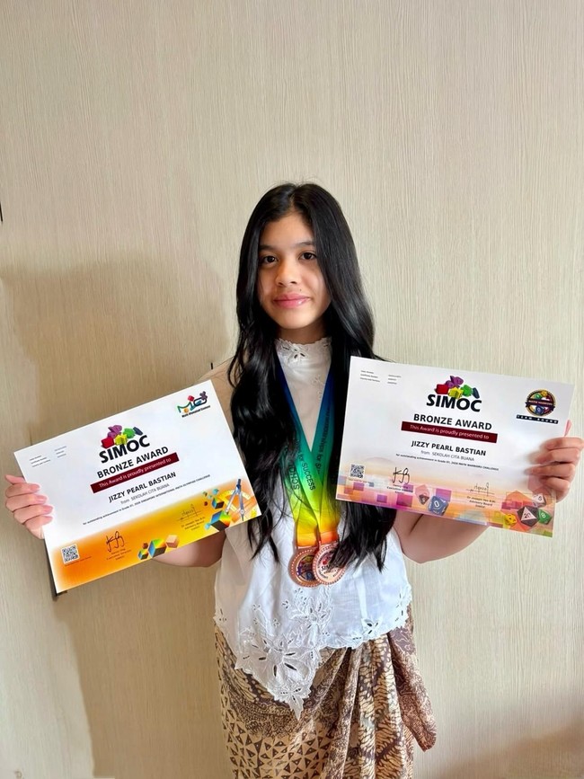 Keren! Putri Vino G Bastian Raih 2 Medali Kompetisi Matematika di Singapura