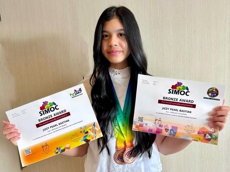 Keren! Putri Vino G Bastian Raih 2 Medali Kompetisi Matematika di Singapura