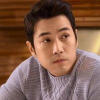 Dalam drama Korea Agent Kim Reactivated, Joo Sang Wook diceritakan sebagai tokoh legendaris yang memulai karier sebagai gangster bayaran hingga naik jabatan menjadi ketua Juhak Construction. Karakternya menyelesaikan masalah dengan uang dan kekerasan. Foto: Instagram