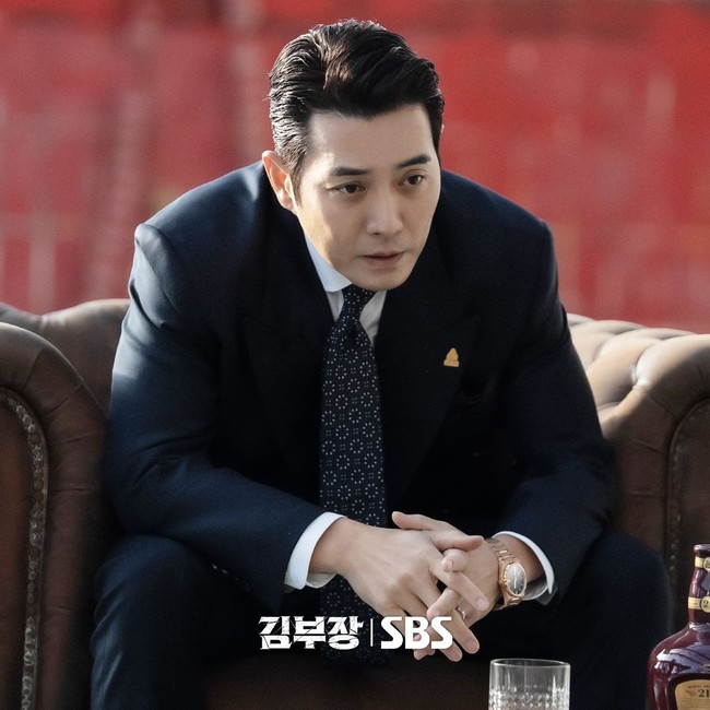 Joo Sang Wook menyita atensi netizen sebagai pemeran antagonis drama Korea Agent Kim Reactivated. Tak hanya karena karakternya yang bikin geram, tapi juga paras tampannya yang memikat. Foto: Instagram