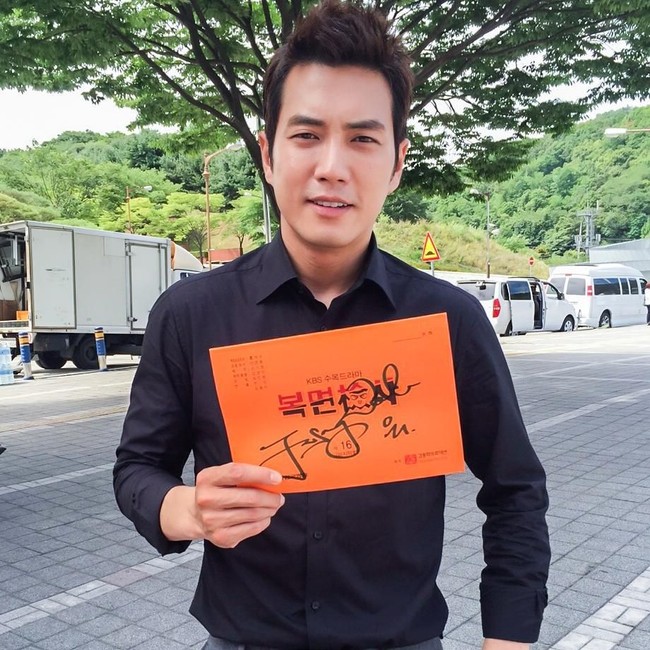 Selama 28 tahun berkarier, ini adalah kali pertama Joo Sang Wook memerankan karakter antagonis di Agent Kim Reactivated. Sebelumnya sang aktor dikenal dengan imej pria green flag di drama romantis 2010an seperti Cunning Single Lady dan Birth of a Beauty. Foto: Instagram