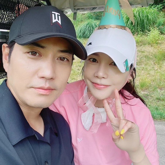 Kontras dengan karakter antagonisnya, Joo Sang Wook juga dikenal romantis dan sayang istri. Ia menikah dengan rekan aktris Cha Ye Ryun setelah terlibat cinta lokasi saat membintangi Glamorous Temptation pada 2015. Tak jarang, ayah satu anak itu memamerkan foto bersama istrinya di Instagram. Foto: Instagram