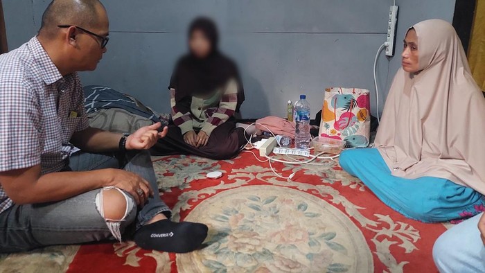 Kanit Reskrim Polsek Cililin, Ipda Fakhmi Zainal Hidayat mengunjungi kediaman korban dugaan penculikan