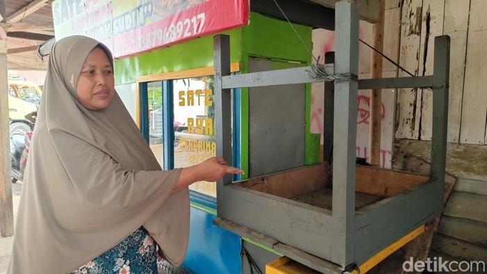 Kapriyatun menunjukkan letak posisi bayi laki-laki saat ditemukan di dalam gerobak sate miliknya di Kelurahan Mersi, Kecamatan Purwokerto Timur, Kabupaten Banyumas, Selasa (21/7/2026).