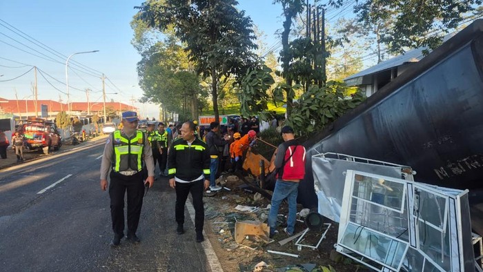 Kecelakaan beruntun melibatkan empat kendaraan di Jalan Wonosobo-Parakan turut Desa Candiyasan, Kecamatan Kertek, Kabupaten Wonosobo, Selasa (21/7/2026).