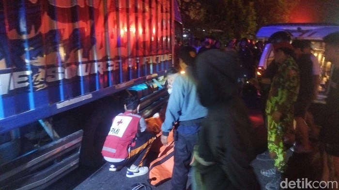 Proses evakuasi korban tewas kecelakaan yang terjadi di Simpang 4 Bendogantungan, Klaten Selatan, Klaten, Senin (20/7/2026) malam.