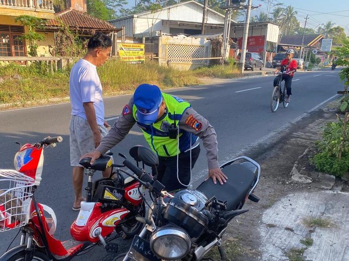 Petugas melakukan olah TKP di lokasi kecelakaan tepatnya di Kalinegoro, Kecamatan Mertoyudan, Kabupaten Magelang, Selasa (21/7/2026).