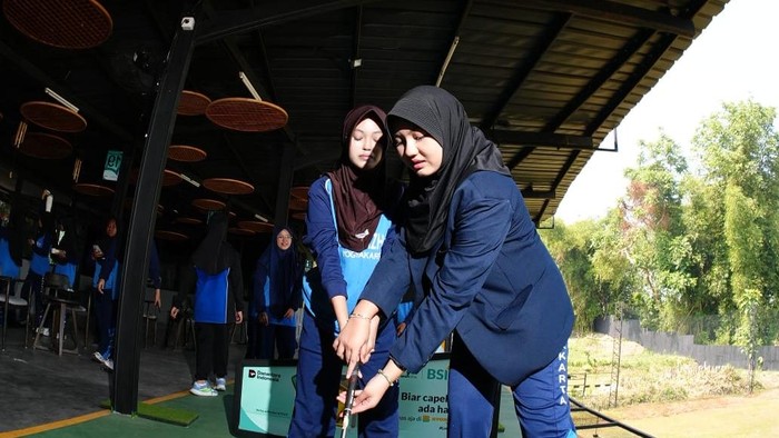 Kegiatan MPLS SMA Al Azhar 9 Jogja dengan materi olahraga golf.