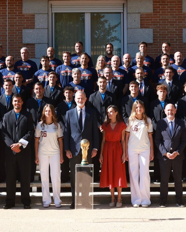 Keluarga kerajaan Spanyol merayakan kemenangan timnas di Piala Dunia dengan mengundang mereka ke Istana La Zarzuela. Kedua putri tentu hadir serta di sana. Foto: Instagram @casareal.es
