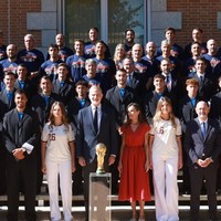 Keluarga kerajaan Spanyol merayakan kemenangan timnas di Piala Dunia dengan mengundang mereka ke Istana La Zarzuela. Kedua putri tentu hadir serta di sana. Foto: Instagram @casareal.es