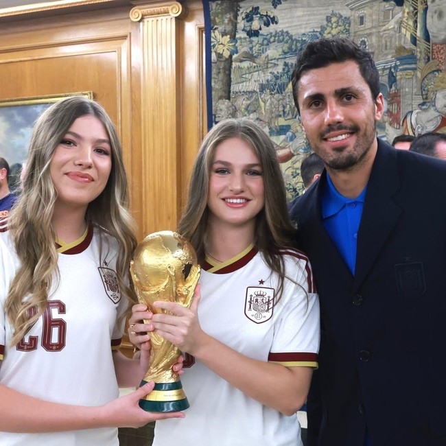 Cantiknya Calon Ratu Spanyol Sambut Lamine Yamal di Istana Pakai Jersey