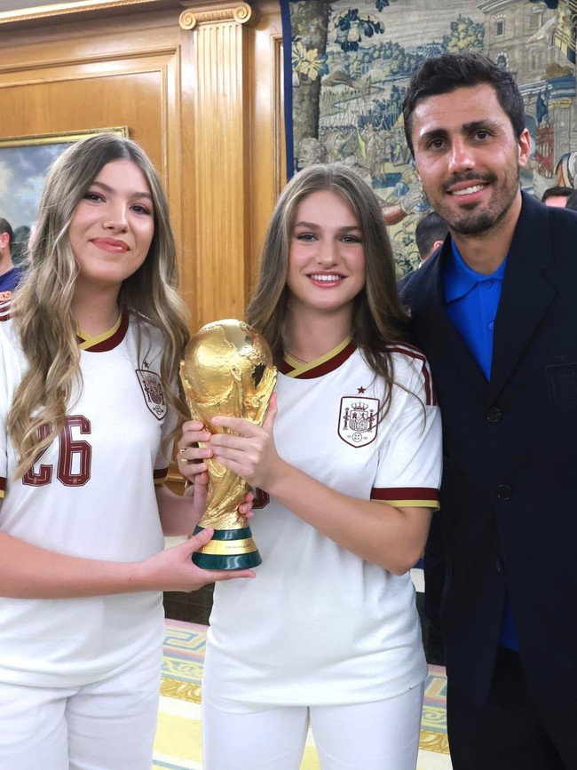 Cantiknya Calon Ratu Spanyol Sambut Lamine Yamal di Istana Pakai Jersey