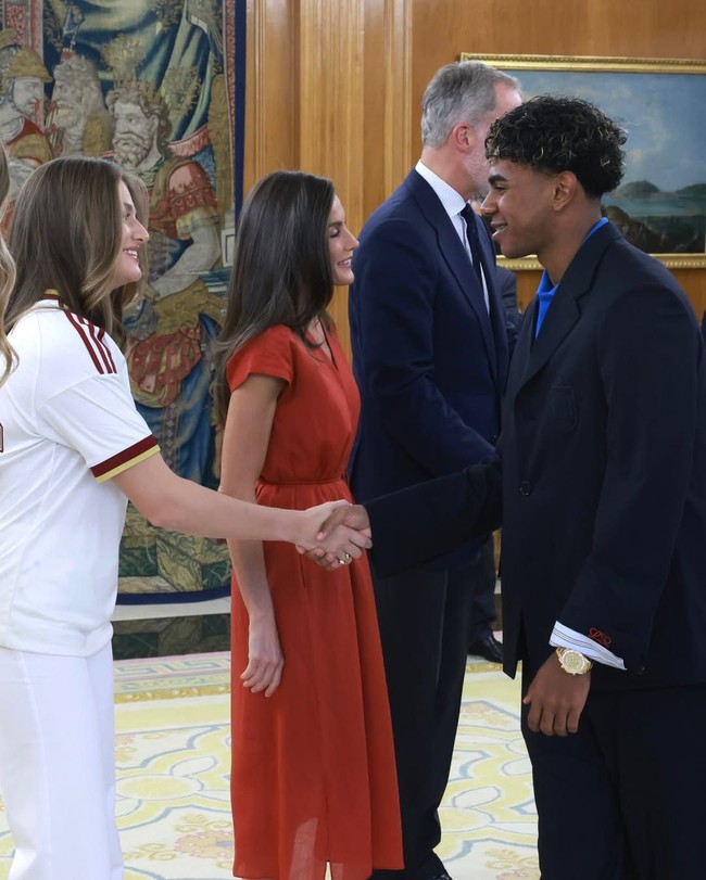 Saat menyambut timnas, calon ratu Spanyol menyalami satu per satu personel La Roja, termasuk Lamine Yamal. Foto: Instagram @casareal.es