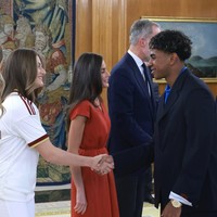 Saat menyambut timnas, calon ratu Spanyol menyalami satu per satu personel La Roja, termasuk Lamine Yamal. Foto: Instagram @casareal.es