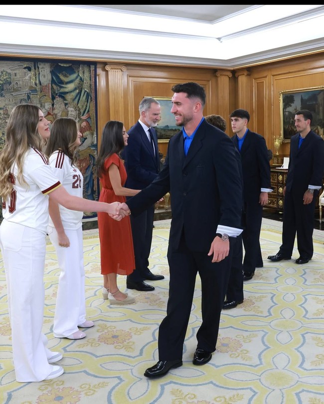 Putri Asturias dan Infanta Sofia ikut menyambut para pemain dan staf Tim Sepak Bola Pria Spanyol yang datang ke kediaman mereka, bersama Raja Felipe dan Ratu Letizia. Foto: Instagram @casareal.es