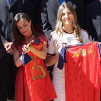 Dalam kesempatan ini, Putri Leonor dan Infanta Sofia kompak mengenakan jersey. Mereka tampak sporty memakai setelan warna putih yang dipadukan sneakers. Foto: Instagram @casareal.es