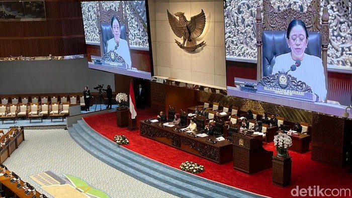 Ketua DPR Puan Maharani memimpin rapat paripurna, Selasa (21/7/2026).