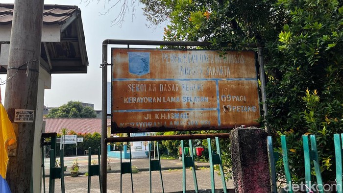 Kondisi bangunan SD Negeri Kebayoran Lama Selatan 09, Jakarta Selatan, kian memprihatinkan