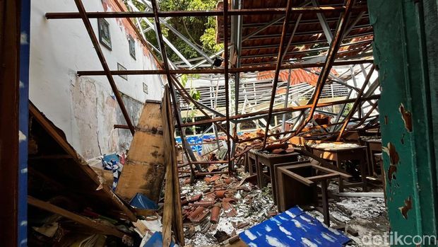 Kondisi bangunan SD Negeri Kebayoran Lama Selatan 09, Jakarta Selatan, kian memprihatinkan