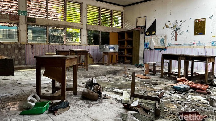 Kondisi bangunan SD Negeri Kebayoran Lama Selatan 09, Jakarta Selatan, yang ambruk sejak 2 tahun lalu.