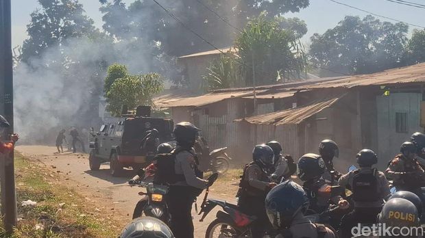 Konstatering di Komplek Aditarina. Konstatering atau pengukuran lahan sengketa di Komplek Aditarina, Kota Makassar, Sulawesi Selatan (Sulsel) sempat diwarnai kericuhan.