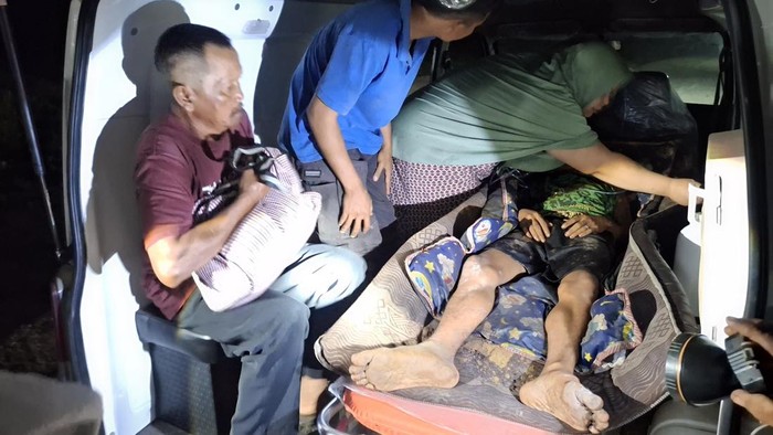 Korban serangan harimau saat dievakuasi menuju ke RSUD Tengku Rafian