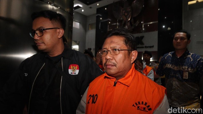 Komisi Pemberantasan Korupsi (KPK) menahan Bupati Lombok Barat, Nusa Tenggara Barat, Lalu Ahmad Zaini, setelah menetapkannya sebagai tersangka dalam kasus dugaan korupsi yang terungkap melalui operasi tangkap tangan (OTT). Pada Selasa (21/7/2026), La