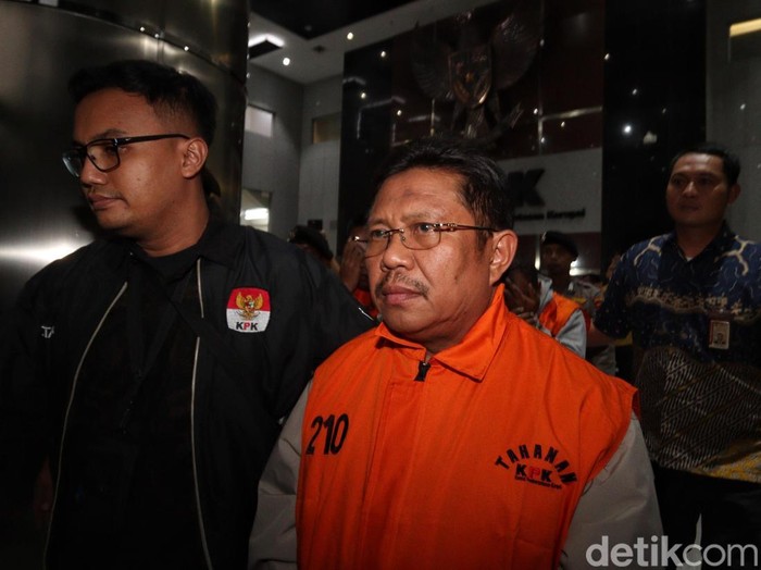 Komisi Pemberantasan Korupsi (KPK) menahan Bupati Lombok Barat, Nusa Tenggara Barat, Lalu Ahmad Zaini, setelah menetapkannya sebagai tersangka dalam kasus dugaan korupsi yang terungkap melalui operasi tangkap tangan (OTT). Pada Selasa (21/7/2026), La