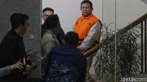Komisi Pemberantasan Korupsi (KPK) menahan Bupati Lombok Barat, Nusa Tenggara Barat, Lalu Ahmad Zaini, setelah menetapkannya sebagai tersangka dalam kasus dugaan korupsi yang terungkap melalui operasi tangkap tangan (OTT). Pada Selasa (21/7/2026), Lalu Ahmad Zaini tampak digiring menuju mobil tahanan di Gedung Merah Putih KPK, Jakarta, sementara penyidik juga memperlihatkan tumpukan uang tunai yang disita sebagai barang bukti.