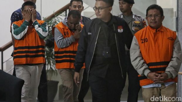 Komisi Pemberantasan Korupsi (KPK) menahan Bupati Lombok Barat, Nusa Tenggara Barat, Lalu Ahmad Zaini, setelah menetapkannya sebagai tersangka dalam kasus dugaan korupsi yang terungkap melalui operasi tangkap tangan (OTT). Pada Selasa (21/7/2026), Lalu Ahmad Zaini tampak digiring menuju mobil tahanan di Gedung Merah Putih KPK, Jakarta, sementara penyidik juga memperlihatkan tumpukan uang tunai yang disita sebagai barang bukti.