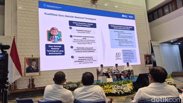 Kualifikasi guru Sekolah Nasional Terintegrasi (SNT), statusnya PNS pusat.