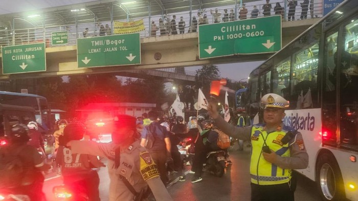Lalin di Cawang, Jakarta Timur, sempat mengalami kemacetan imbas adanya demonstrasi di dekat Universitas Kristen Indonesia (UKI).