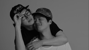 Salah satu artis yang tampil dalam foto Lee Jun Young adalah Heechul Super Junior. Keduanya memperlihatkan kedekatan yang luar biasa. (Foto: dok. Instagram @real_2junyoung)