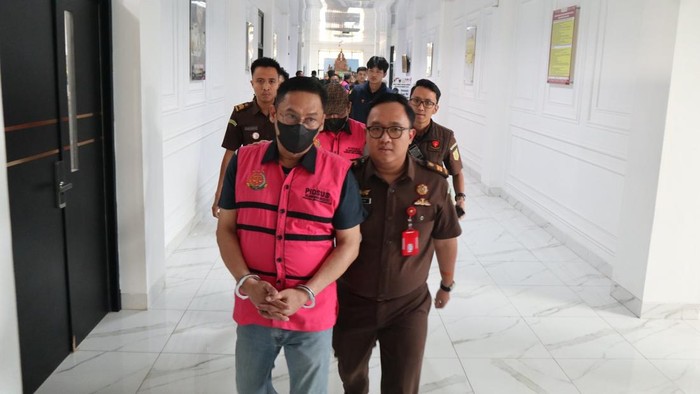 Lima tersangka digiring ke mobil tahanan Kejari PALI