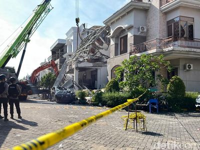 Personel Brimob Polda Sumatera Utara memeriksa rumah yang terdampak ledakan di Komplek Grand Polonia Medan, Kota Medan, Sumatera Utara, Senin (20/7/2026). Berdasarkan hasil penyelidikan awal Polrestabes Medan, ledakan tersebut diduga dipicu kebocoran