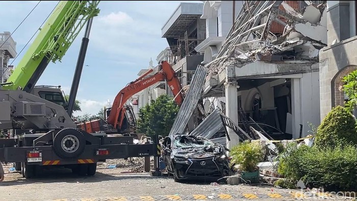 Kondisi mobil yang sempat membuat sopir terjepit.