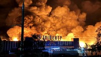 Insiden terbaru ini kembali menambah daftar kerusakan infrastruktur sipil akibat konflik yang telah berlangsung lebih dari empat tahun. REUTERS/State Emergency Service of Ukraine