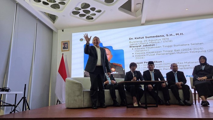 Mantan Kapuspenkum Kejagung Ketut Sumedana diperkenalkan sebagai Deputi BGN bidang Pemantauan dan Pengawasan (Taufiq/detikcom)